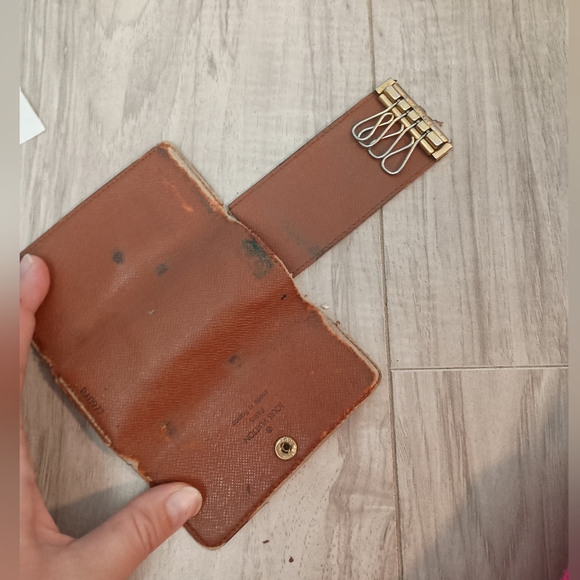 Louis Vuitton Monogram Key Case - Picture 7 of 10